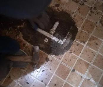 东港卫生间漏水维修公司为您分享下卫生间渗水如何处理及注意事项